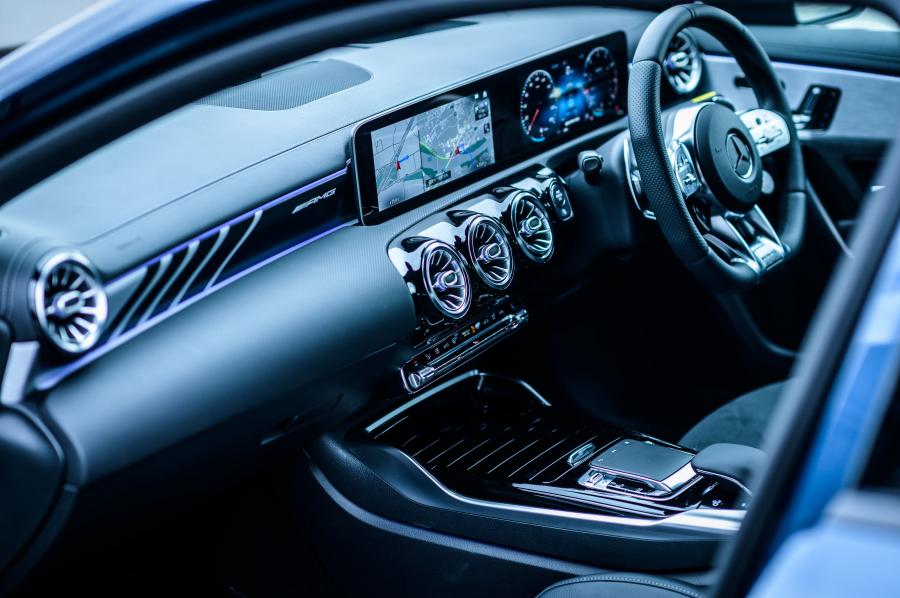Интерьер Mercedes-AMG A35 4Matic Edition 1 (W177) 2019 года  (JP) (фото 8 из 57)